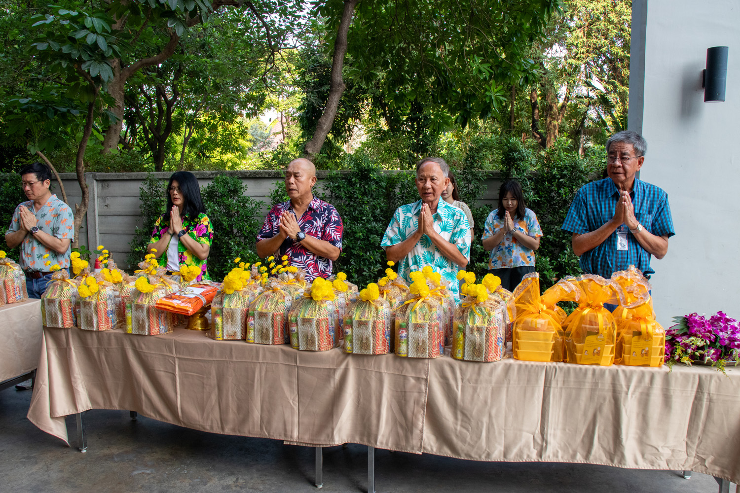 กิจกรรมทำบุญตักบาตรเนื่องในเทศกาลวันสงกรานต์ ประจำปี 2569 ภายใต้แนวคิด “อยู่เย็น เป็นสุข ติดลมบน”